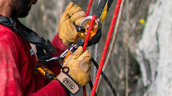 Nuevos descensores autofrenantes Petzl: ¡testimonio de los usuarios!