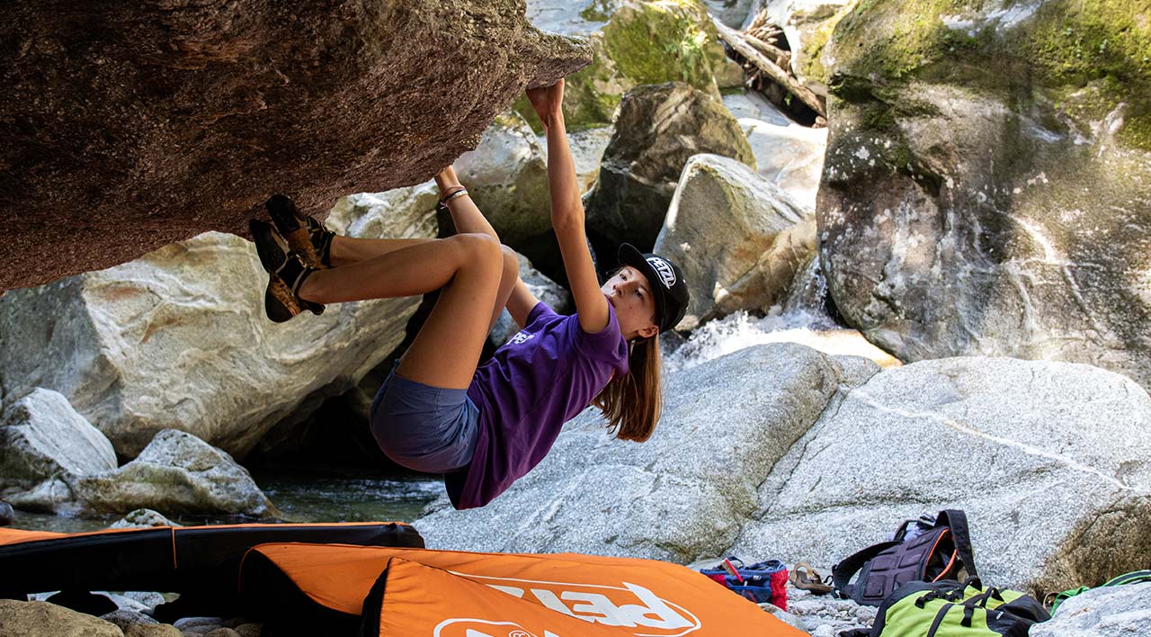 Captura de pantalla del vídeo:Petzl Junior Rock Camp, experiencia de escalada 100 %