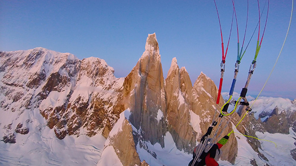 Une première historique en Patagonie : grimpe et vol du Cerro Torre