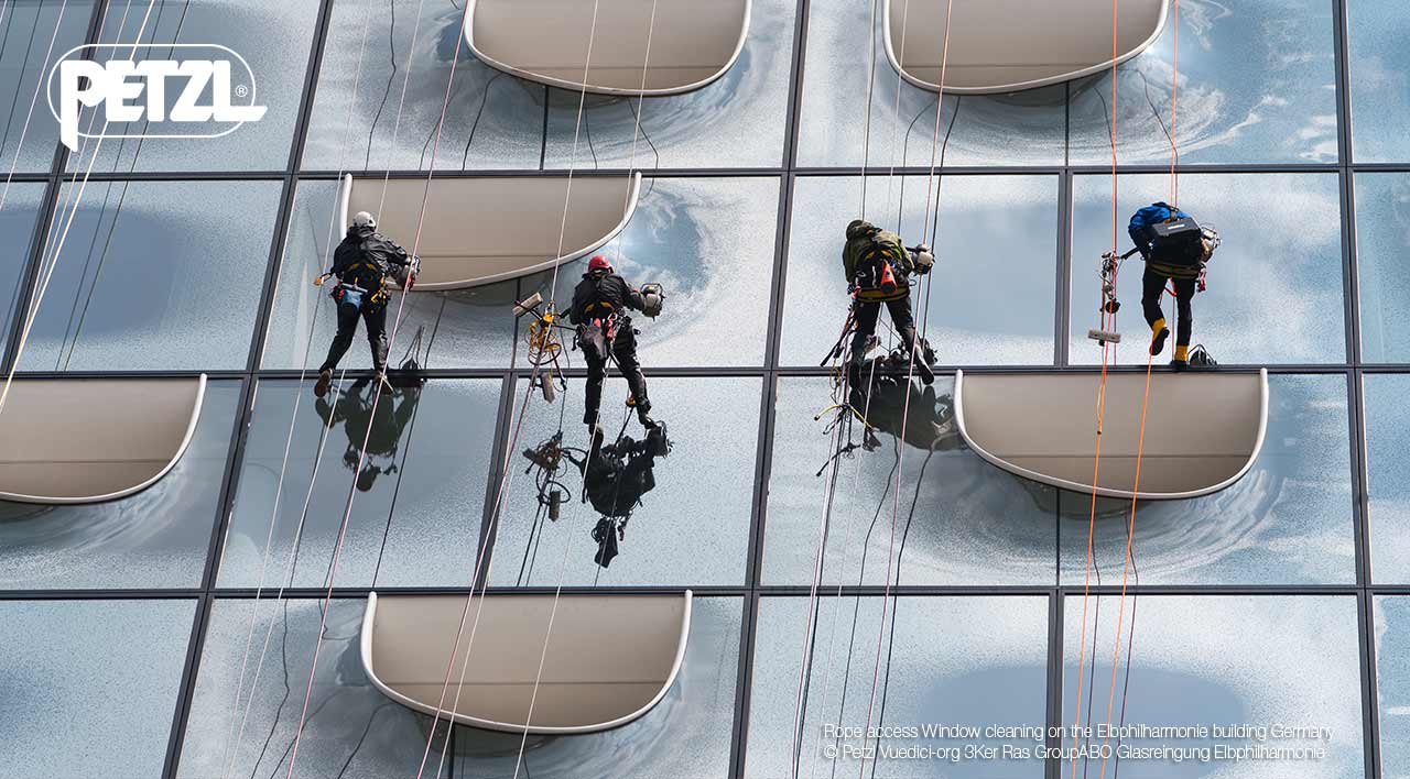 Rope access Window cleaning on the Elbphilharmonie building Germany © Petzl Vuedici-org 3Ker Ras GroupABO Glasreingung Elbphilharmonie