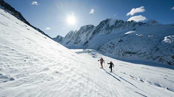 WIE WÄHLT MAN DEN RICHTIGEN GURT ZUM BERGSTEIGEN UND SKITOURENGEHEN?