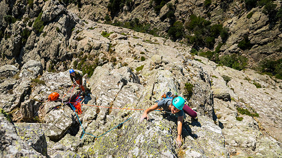 EQUIPARSE CORRECTAMENTE PARA DEBUTAR EN LA ESCALADA DE VARIOS LARGOS