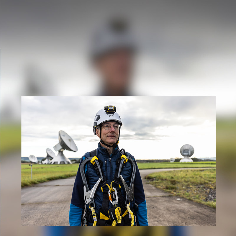 Segui Peter nel suo lavoro quotidiano di tecnico delle comunicazioni satellitari