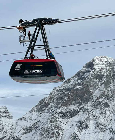 Op&eacute;rateurs de maintenance en haute altitude face au Cervin