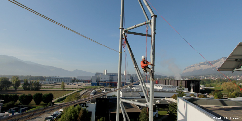 Instalación de la tirolina a cargo del equipo de EPIsur