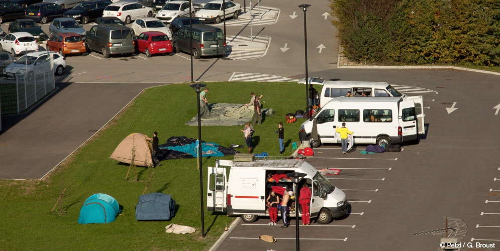 Ambiente distendido en el aparcamiento situado delante de las oficinas de Petzl