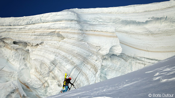 Mit Steigeisen und Skiern am Steilhang: Liv Sansoz an der Aiguille Verte