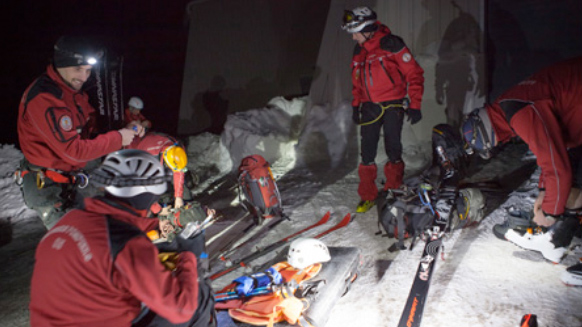 Technical Rescue: Nighttime exercises in the French Alps