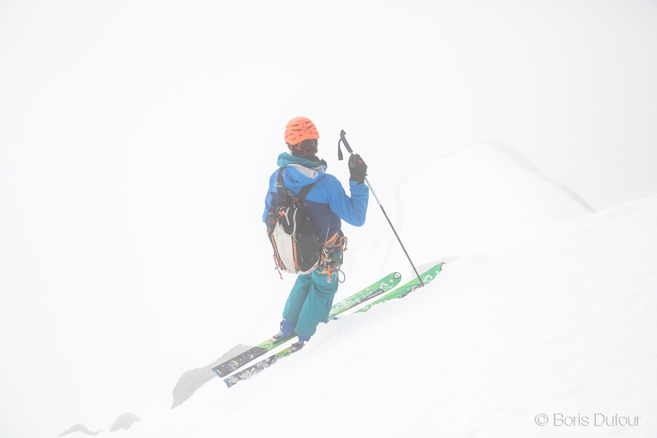 Vivian Bruchez cherche son itinéraire dans le brouillard © Boris Dufour