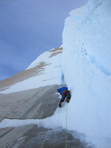 Colin Haley leading a pitch of "Venas Azules" on the south face of Torre Egger, during the first ascent of the Travesía del Oso Buda, the first south-to-north Torre traverse. Photo by Marc-André Leclerc.