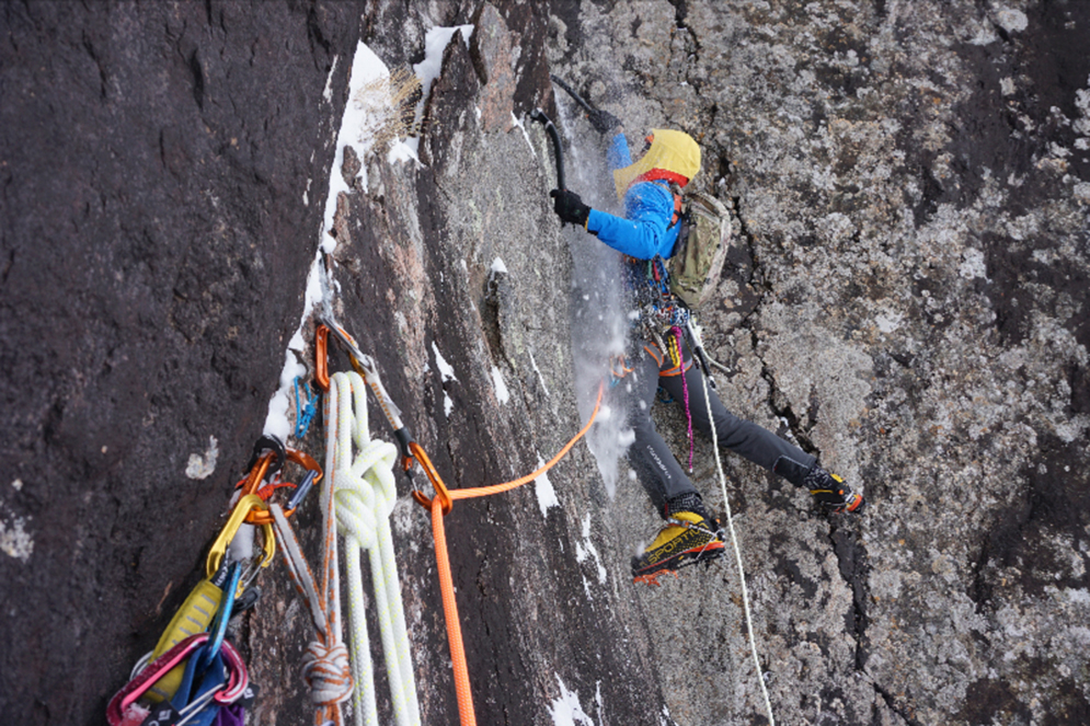 Mayo leaving the protection of the fifth belay. Photo: © Anna Pfaff 