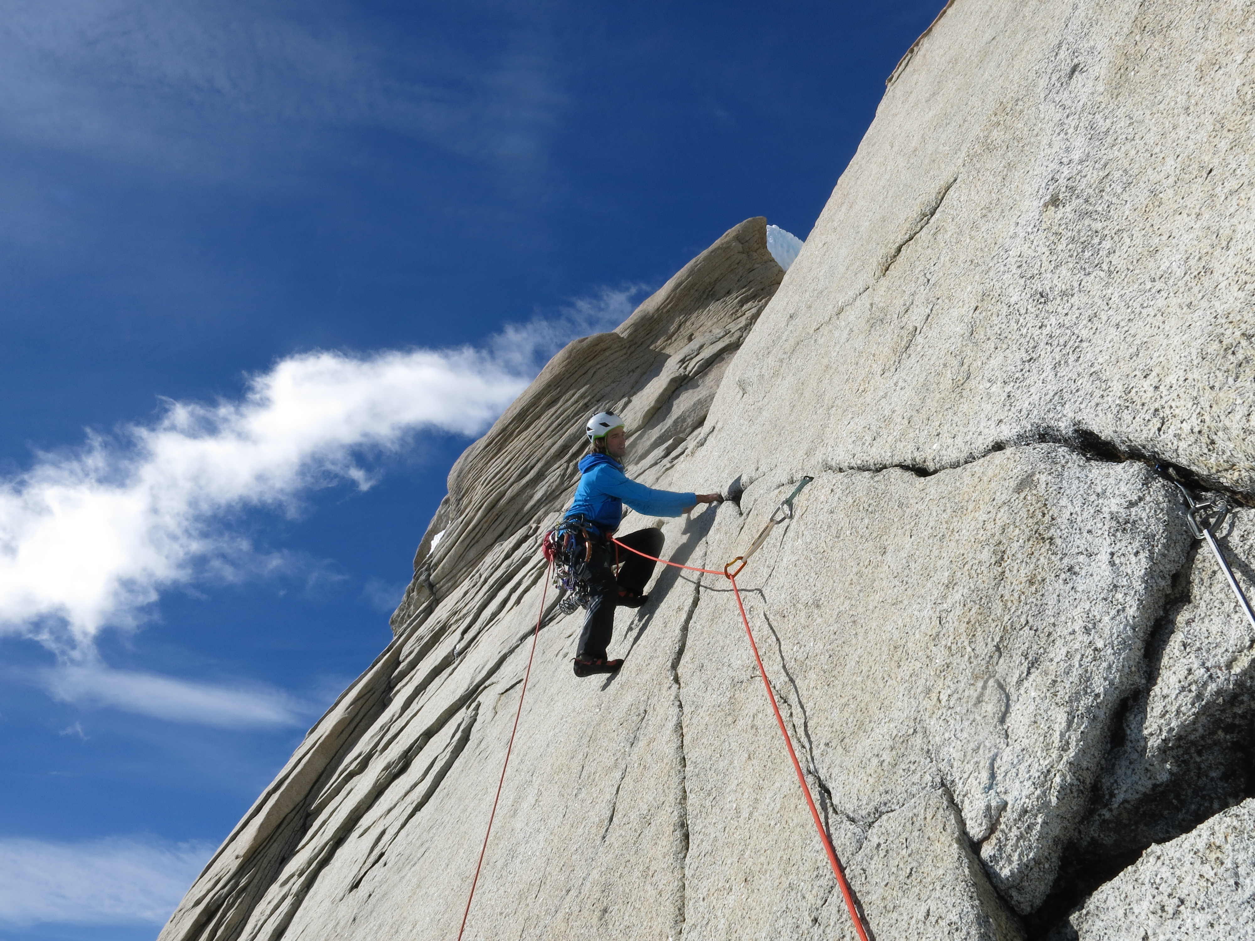 Climb now. Лазить по горам. Забрался на гору. Лазать по горам. Скалолаз с боку.