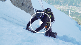 Wechsel von Ski auf Steigeisen im Steilhang