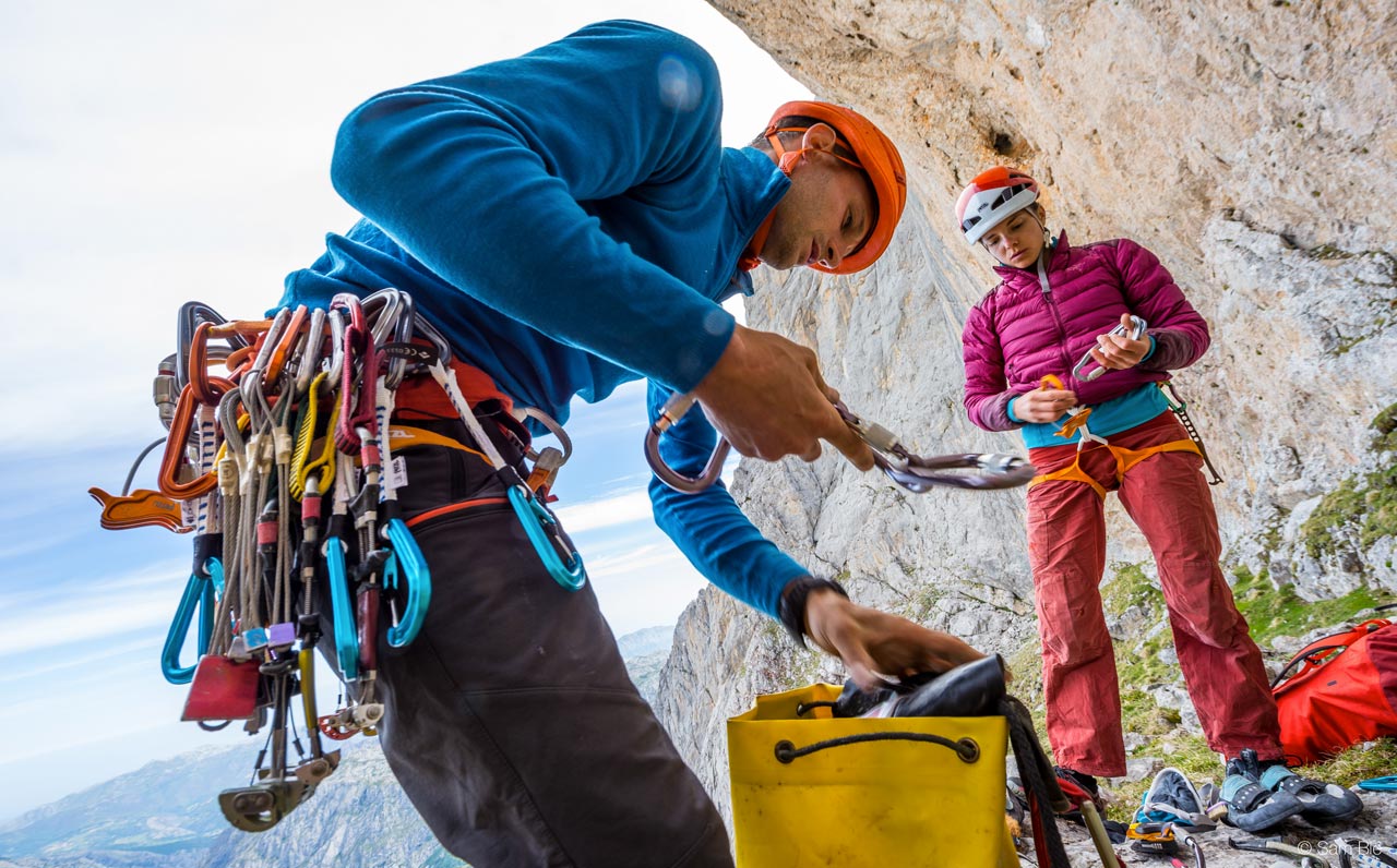 Cómo elegir tus mosquetones para escalada y actividades de montaña 